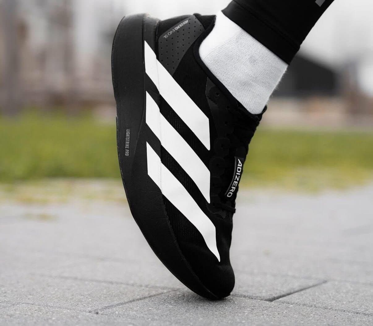 Men's Lightweight Performance Running Shoes | Pro Cushioning | Black &amp; White Speed Trainers - Thumbnail 3