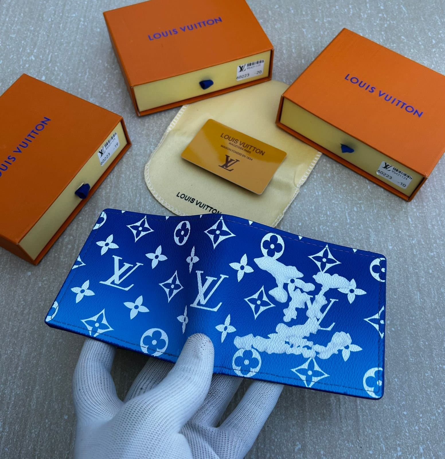 Premium Men's Bifold Wallet | Luxury-Style Patterned Leather Accessory