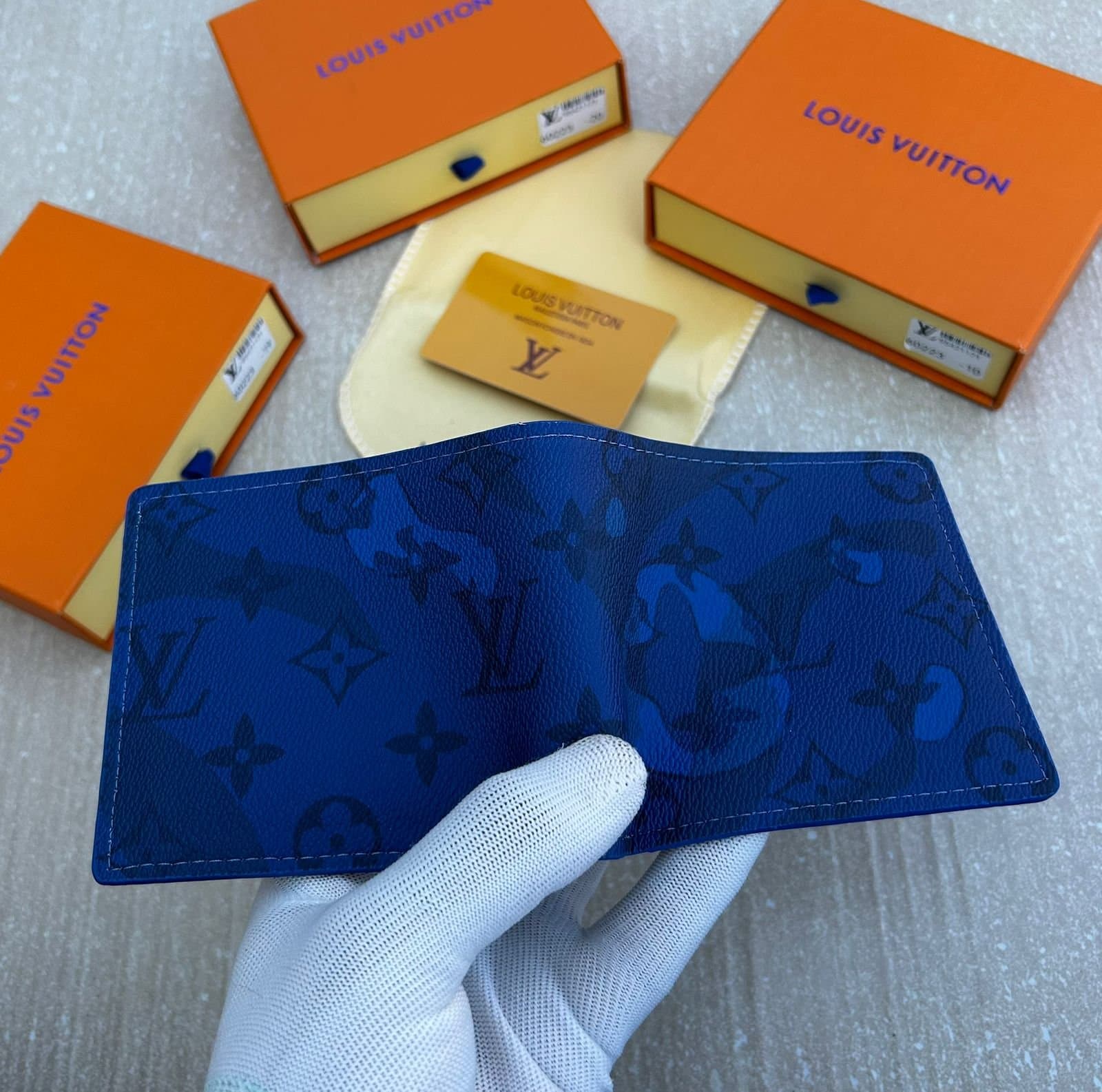 Premium Men's Bifold Wallet | Luxury-Style Patterned Leather Accessory - Thumbnail 2