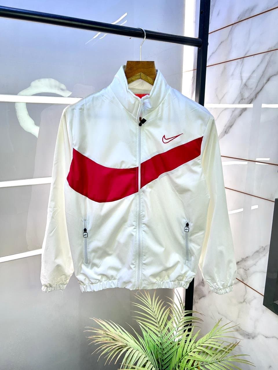 Men's Lightweight Full-Zip Windbreaker with Bold Dynamic Stripe