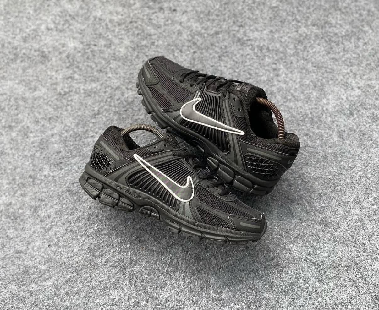 Men's Retro Tech Runner Sneakers - Black Edition - Thumbnail 2