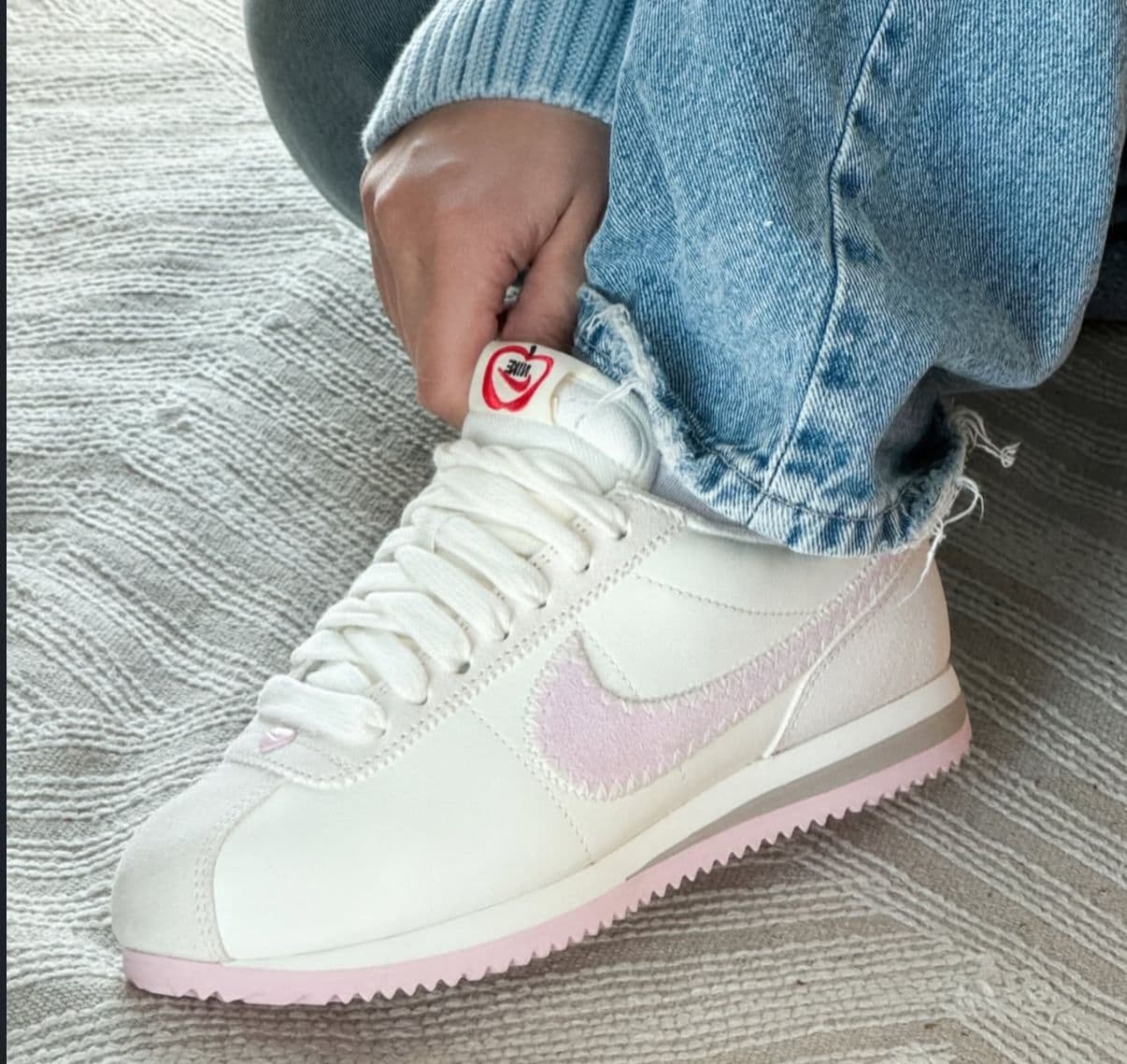 Nike Cortez Leather Sneakers for Girls | White & Pink Classic Style - Thumbnail 2