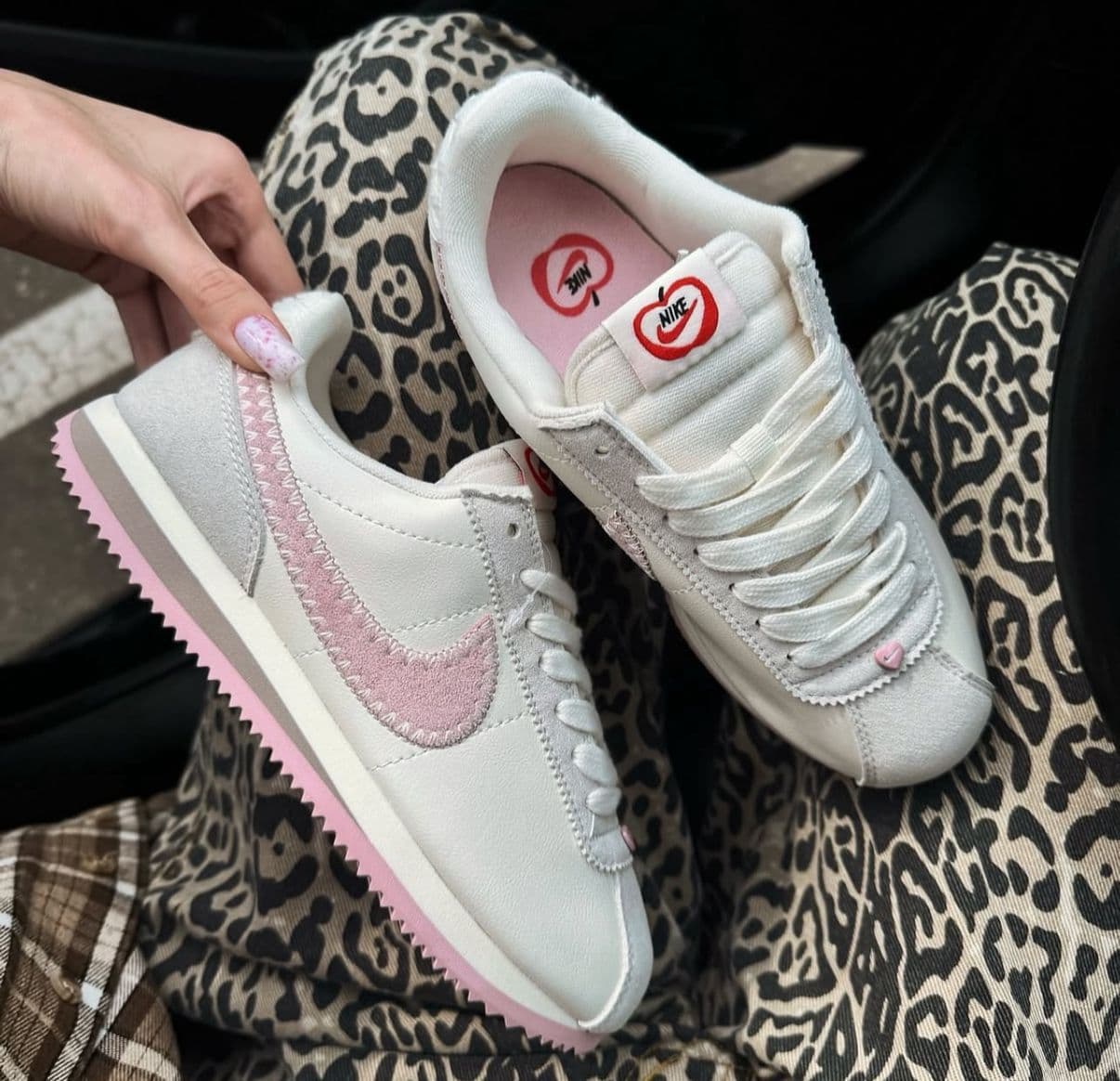 Nike Cortez Leather Sneakers for Girls | White & Pink Classic Style - Thumbnail 4
